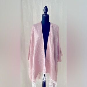 ✨Gentle Fawn cream and pink shawl in good/fair condition. ✨